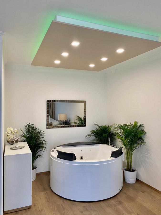 Die Oase - Luxurious Apartment Near The City Center With Free Parking Bratislava Dış mekan fotoğraf